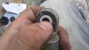 Люфт в нижней втулке натяжителя ремня