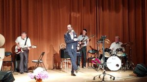 ОЛЕГ ПОПОВ , певец, " ФОНАРИ" песня из репертуара Ж.Татлян , группа" ФЕСТИВАЛЬ"