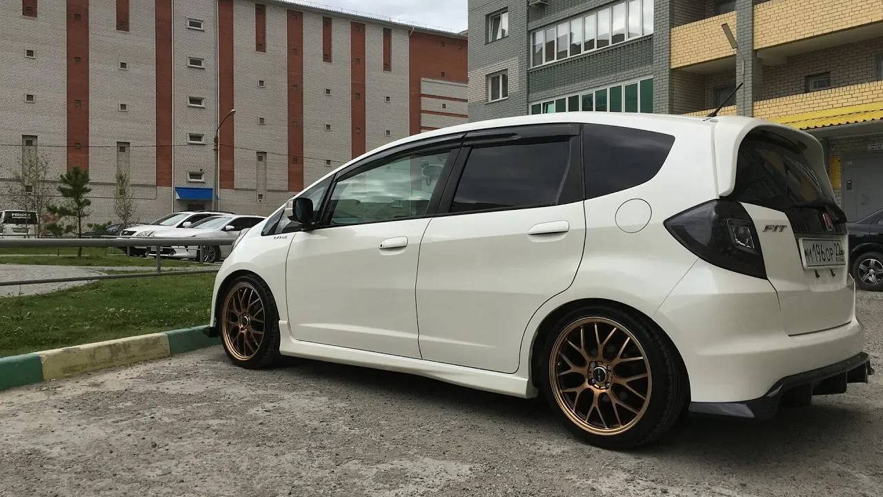 Звук выхлопа без каталитических нейтрализаторов Honda FIT RS GE8 смотреть онлайн