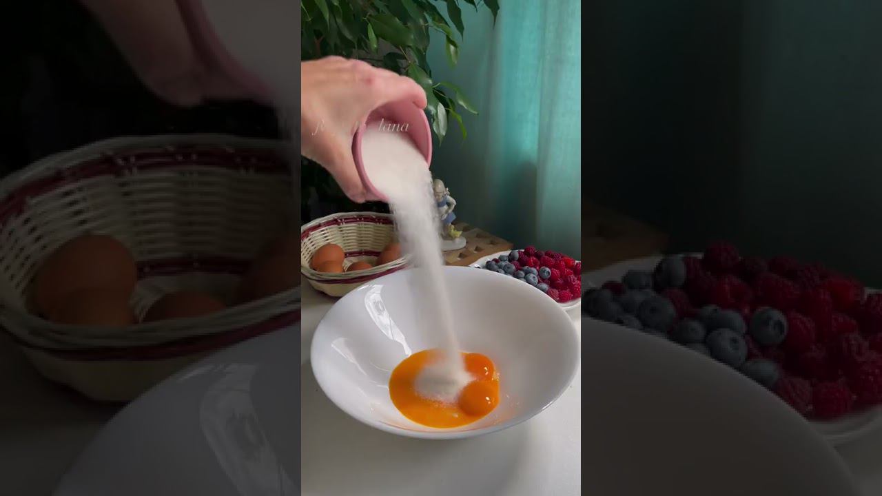Шоколадный торт с ягодами