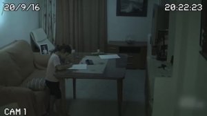 Ожившая кукла: маленькая девочка живет в доме с призраками