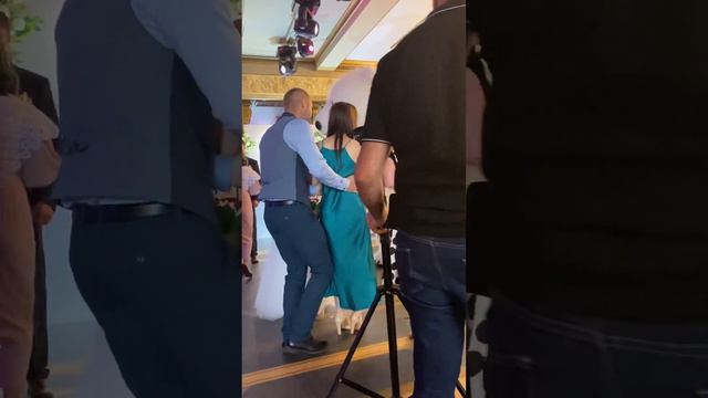 Мишка приехал на свадьбу поздравить молодоженов💍