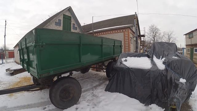 Трактор Т-40АМ працює взимку (возимо солому)