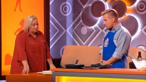 Парень из деревни накормил Светлану Пермякову на шоу Лига Домохозяек. Мужской сезон / Деревня 2.0