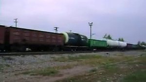 Грузовой поезд едет на большой скорости