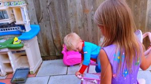 Эльвира и Райан игры в маму и малыша, как кукла