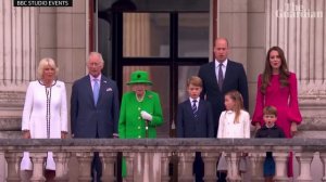 Queen appears on Buckingham Palace balcony at end of platinum jubilee celebrations