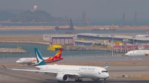 Эйрбас А350 авиакомпании Cathay Pacific взлетает из аэропорта Чек Лап Кок, Гонконг.