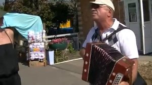 Дворовая песня под гармо́нь.