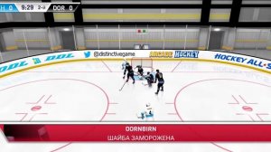 Играю хоккей на телефоне.