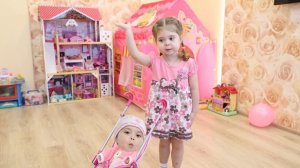 Ева играет с живой куклой