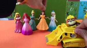 Мультик про Принцесс Посмотрите как принцессы Диснея катаются в ковше бульдозера