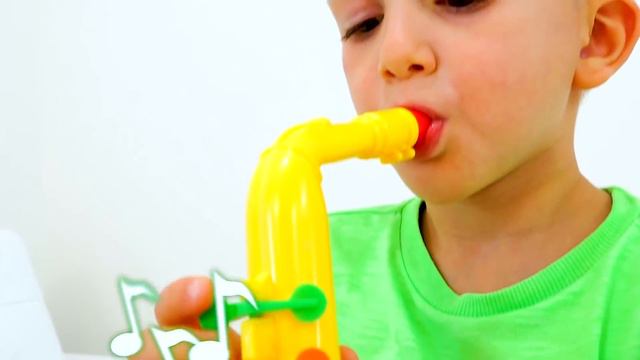 Vlad e Nikita tocam instrumentos musicais e acordam a Mamãe смотреть онлайн