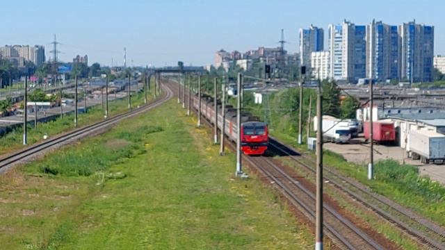 Электропоезд ЭД4М пролетает под мостом в сторону Витебского вокзала