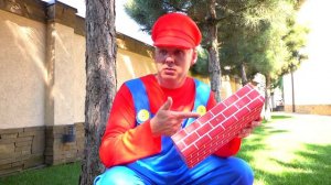 Лего Дима на тракторе ремонтирует забор