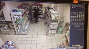 Вот как воруют воры в магазинах а потом кормят этим своих родных жён и детей