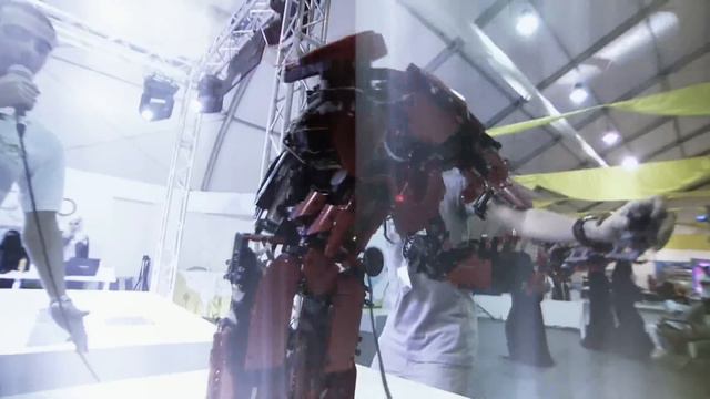 Wearable LEGO Exoskeleton Controls LEGO Robot смотреть онлайн