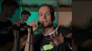 Солист группы «Выскочки» Роман