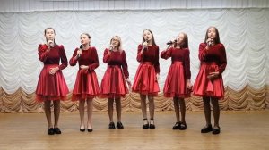 Девчонки танцуют на палубе