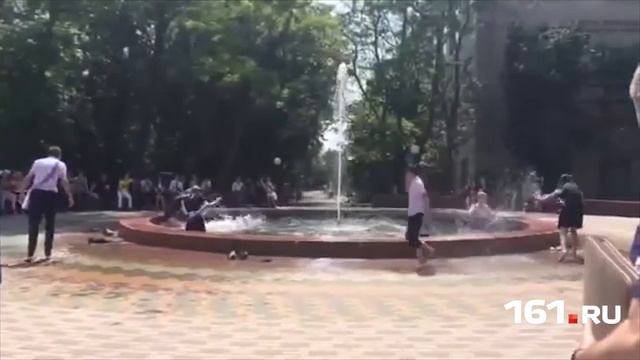 Выпускники устроили купание в фонтане