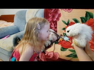 Первое знакомство с "Пушинкой". У Василисы появился кролик.