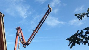 Распаковка бетононасоса в яблоневом саду.