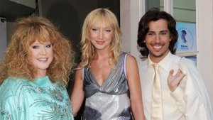 Почему американке Орбакайте не запрещено выводить деньги из России?