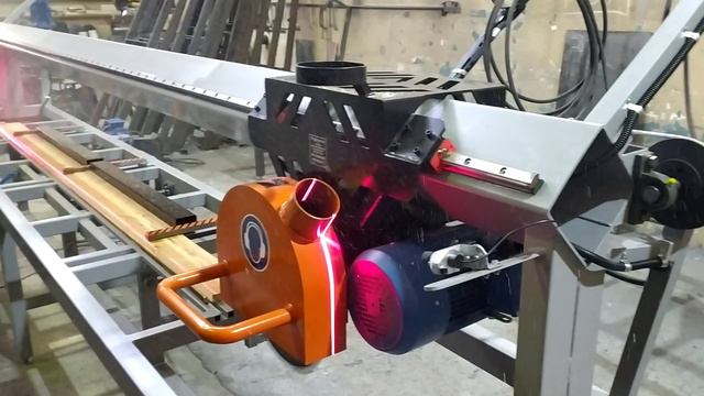 Кромкообрезной станок однопильный ПР-320НСПП с профильными рельсовыми направляющими Hiwin смотреть онлайн