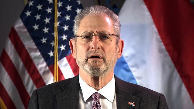 Ambassador Mandell reciting the Gettysburg Address смотреть онлайн