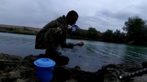 Ловля окуня на отводной поводок. Открыли шлюз чуть не смыло водой!