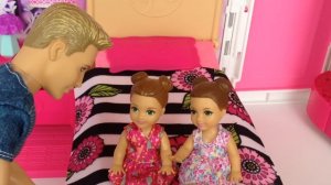 Куклы Барби Мультик для девочек Видео с куклами Барби и Кен нянчат малышек Игрушки для Девочек