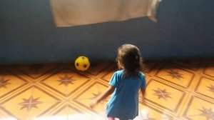 Nicole Jugando al futbol