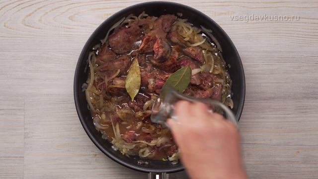 Аппетитное и ароматное блюдо из куриной печени, приготовленной на сковороде. Вкусные нежные кусоч...