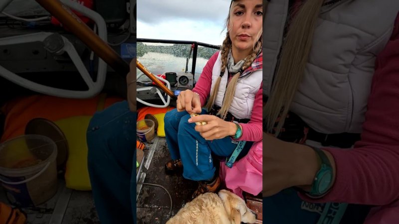Вот это настоящая рыбалка! Рыба не даёт скучать  #shorts #fishing #рыбалка #поплавок #девушка