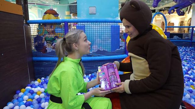 Алиса Шоу - Алиса и Медведь ищут кукол BFF в парке Тейкабум