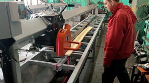 Кромкообрезной станок однопильный ПР-620НСПП (укомплектованный ленточным конвейером)