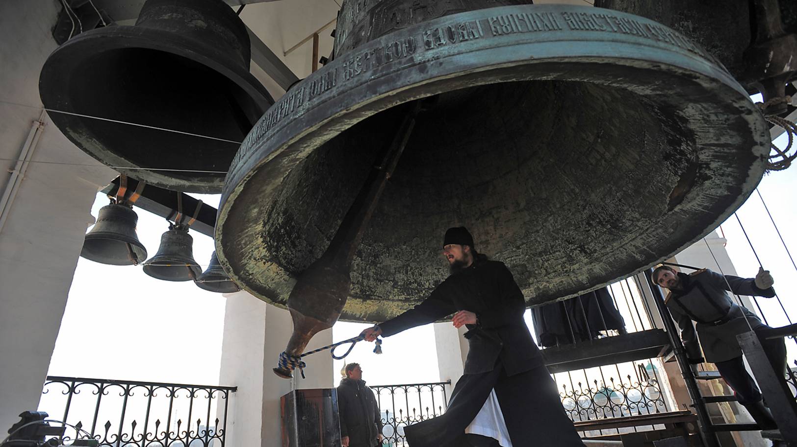 Звонницы и колокольни. Колокол сысой в ростове великом. Монах на колокольне. Набатный колокол. Колокол сысой ростов великий.