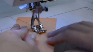 Как сделать лохматый декор на ткани с помощью лапки для бахромы