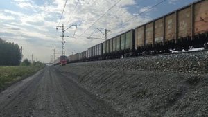 Встреча двух поездов 2Эс6 с грузовым поездом и электричка Эд4м Называевская Омск