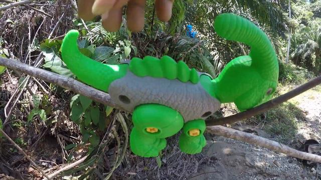 Find new dinosaur toys 2021 on tree branch | Dinosaurs for kids смотреть онлайн