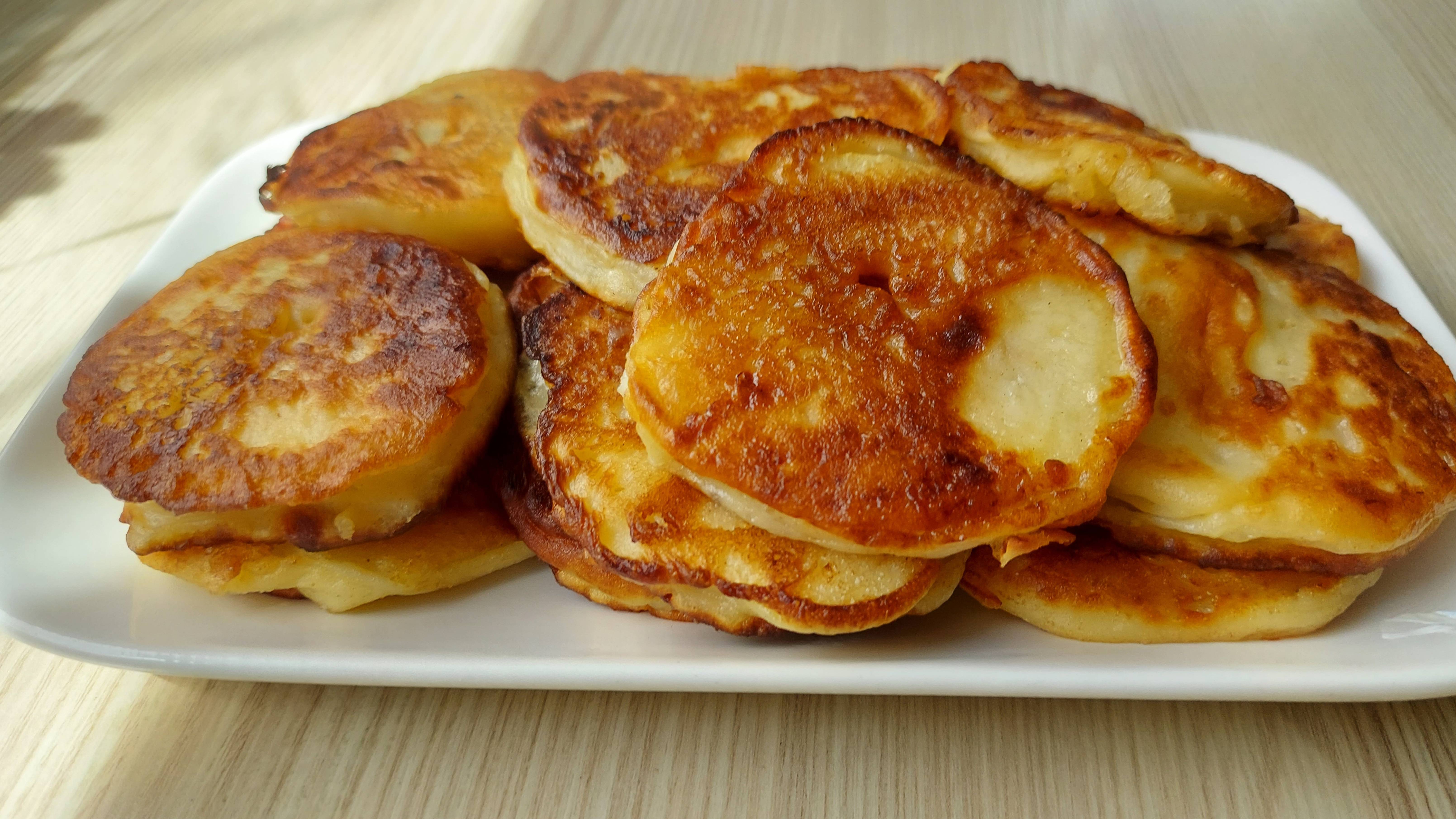 Яблоки в тесте быстро и вкусно. Удачный рецепт оладушек с яблоками.