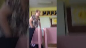 УЧИЛКА УДАРИЛА УЧЕНИКА!