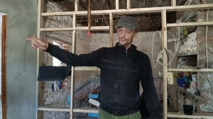 Залили бетонные полы. Делаем перегородки, установили дверь в санузел.Сделали разметку под теплицу