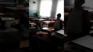 Девочки издеваются над мальчиком