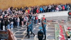 Полное видео смены караула. Там же - "накосячил", и мальчик отдает честь караулу.