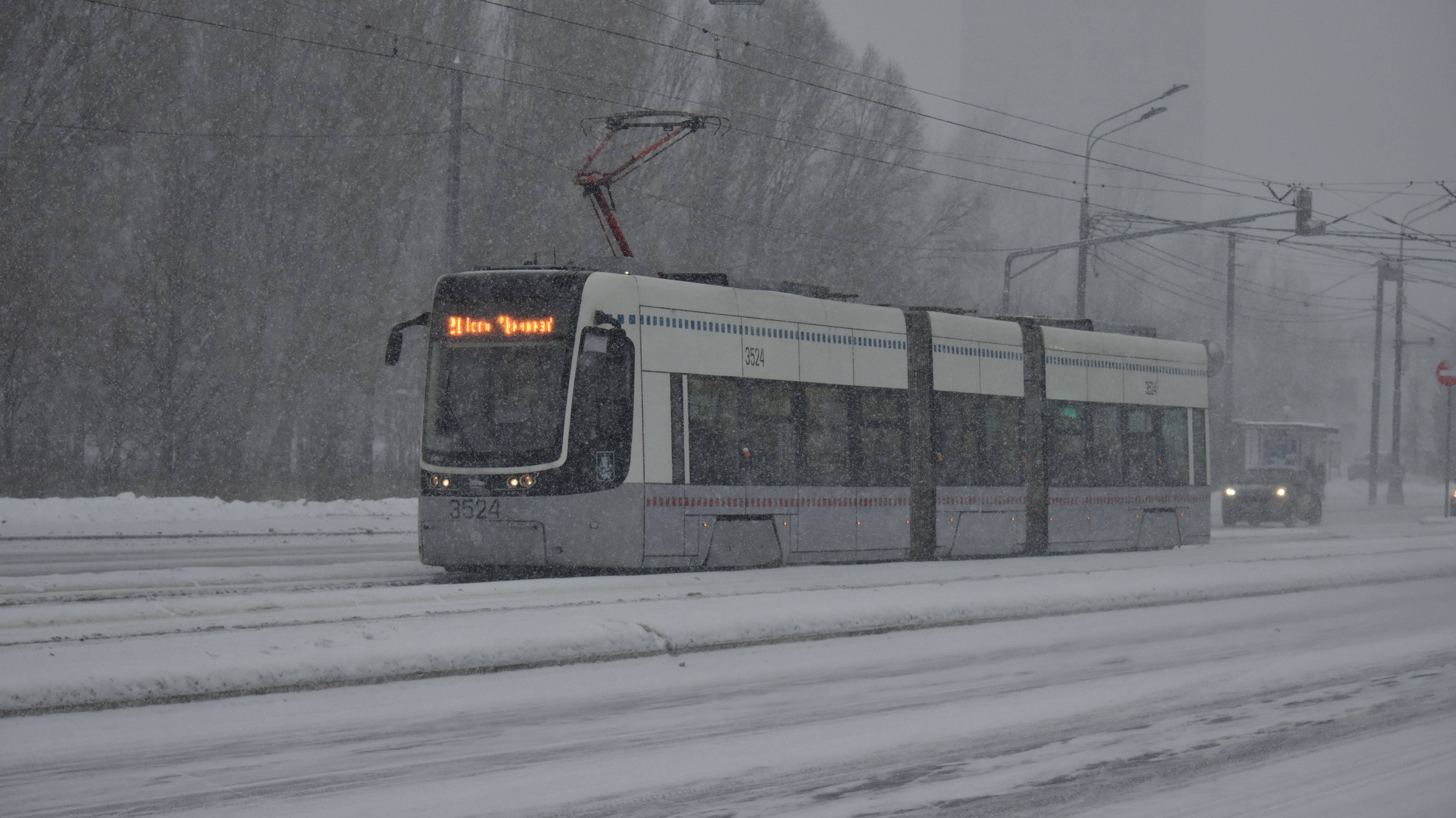 Вид из окна трамвая по маршруту №21: Таллинская улица - метро Щукинская и обратно смотреть онлайн