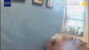 В США полицейские заковали пятилетнего ребенка в наручники на глазах у матери