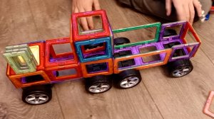 Трактор с прицепом из магнитного конструктора