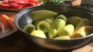 Перец фаршированный в томатном соусе