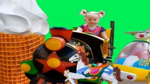 Василиса гуляет в зоопарке и катается на аттракционах.